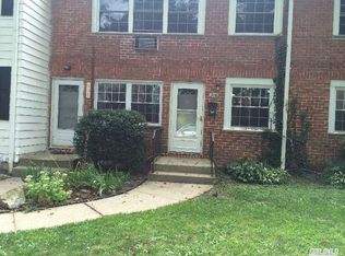 906 Towne House Vlg, Hauppauge, NY 11749