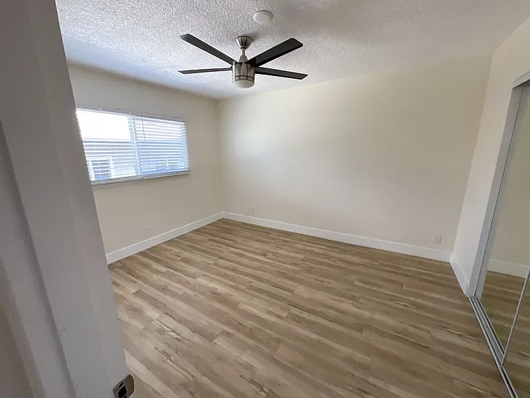 3942 Stevely Ave — Photo 7
