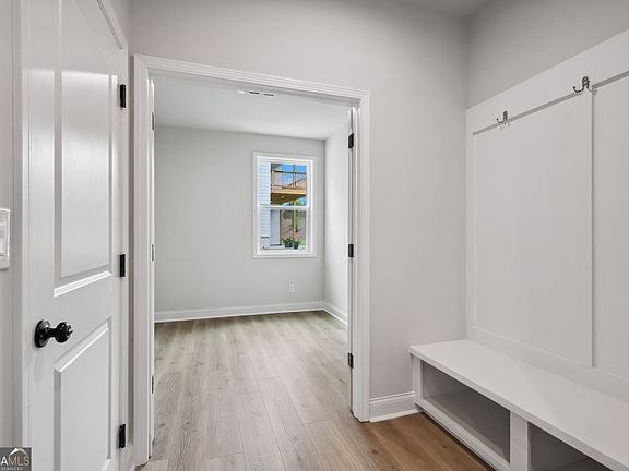 3rd image of 719 Crossroad Ct SW