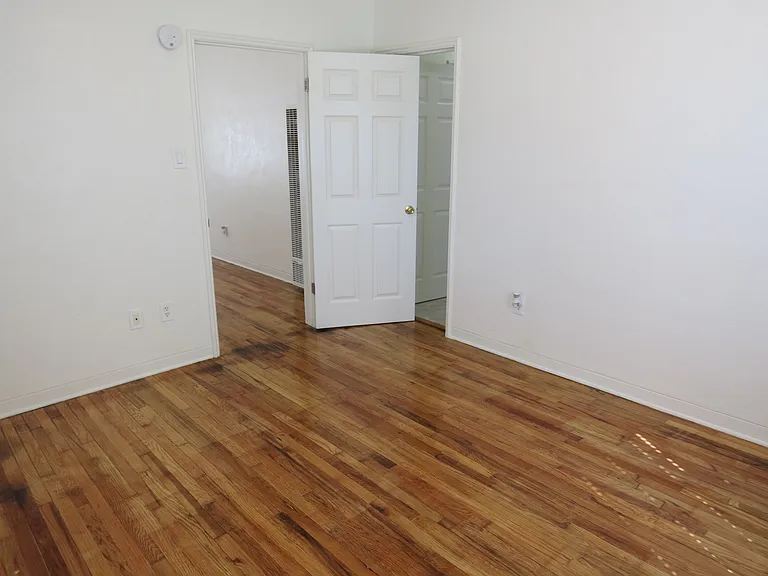 711 W Clark St — Photo 10