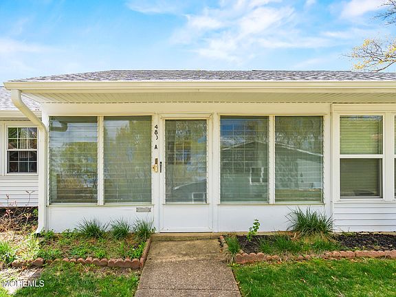 2nd image of 480A Thornbury Court