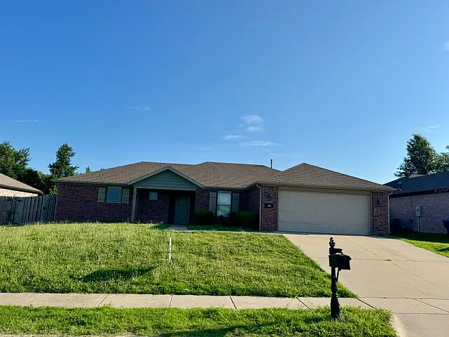 306 Lion Dr N — Photo 1