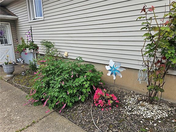 4th image of 747 Sweet Home Rd