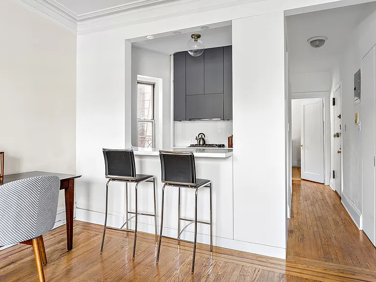 306 W 4th St #E3 — Photo 8