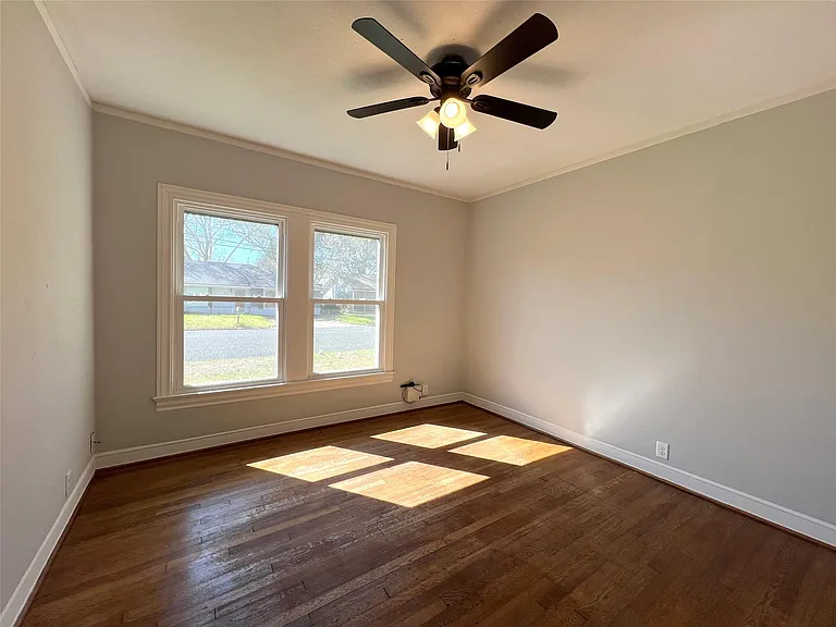801 Avenue F — Photo 23