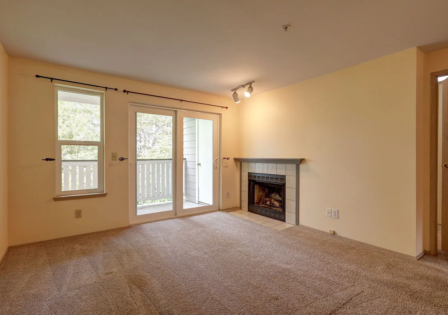 Beautiful 2 Bedroom/2 Bath Renton Condo, Great Location, W/S/G included!! — Photo 3