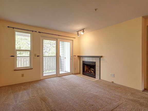 3rd image of 901 Sunset Blvd NE APT D213