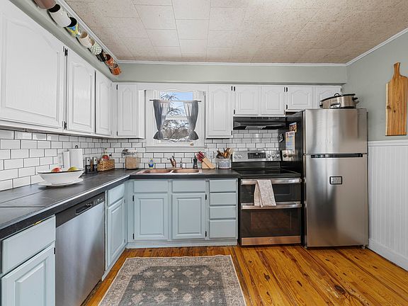 3rd image of 14 Mathews Avenue