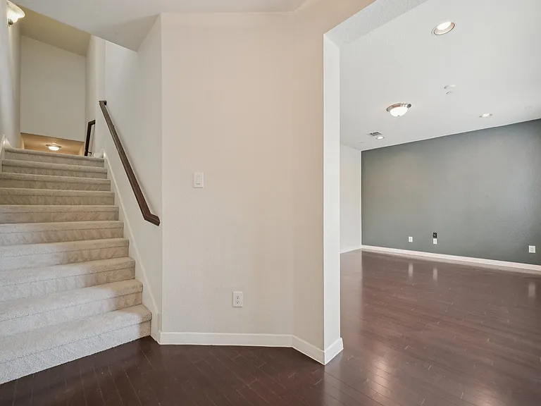 3934 Amberwood Dr — Photo 6