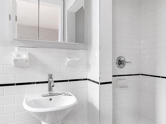 3rd image of 135 Hawthorne St APT 3H
