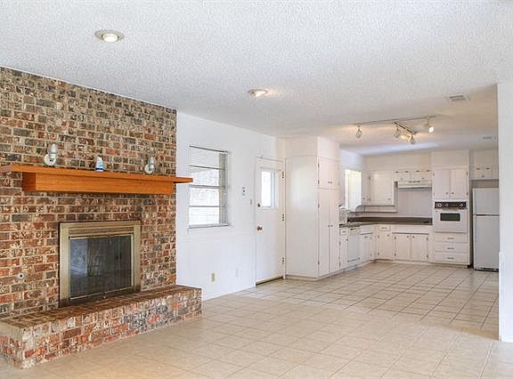 3rd image of 1009 Livingston Dr