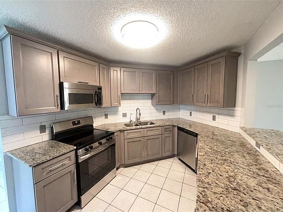 5th image of 724 HARLAND COURT