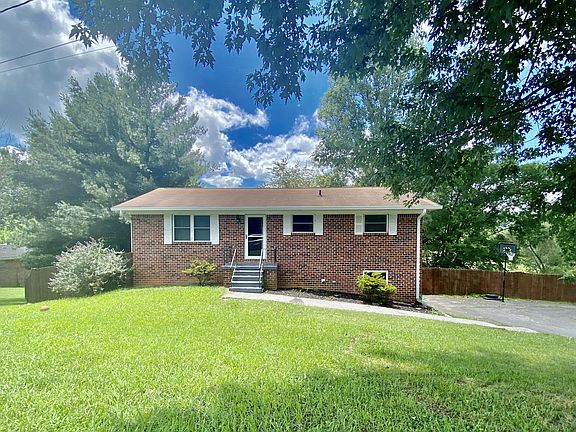 2nd image of 810 Scenic Dr SE