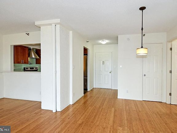 3rd image of 900 N Stafford St APT 1706