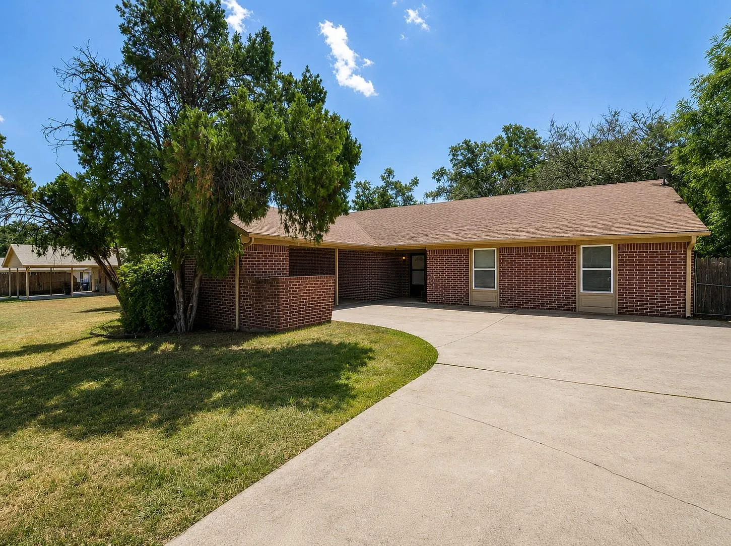 3 bed, 2.0 bath, 2084 sqft, $1,600 — Photo 1