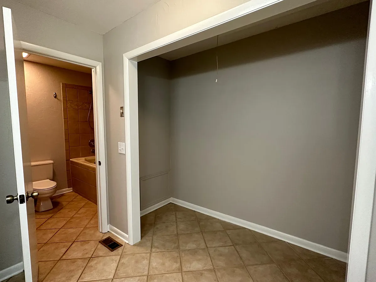 Building Photo - 523 Belle Pointe Ct