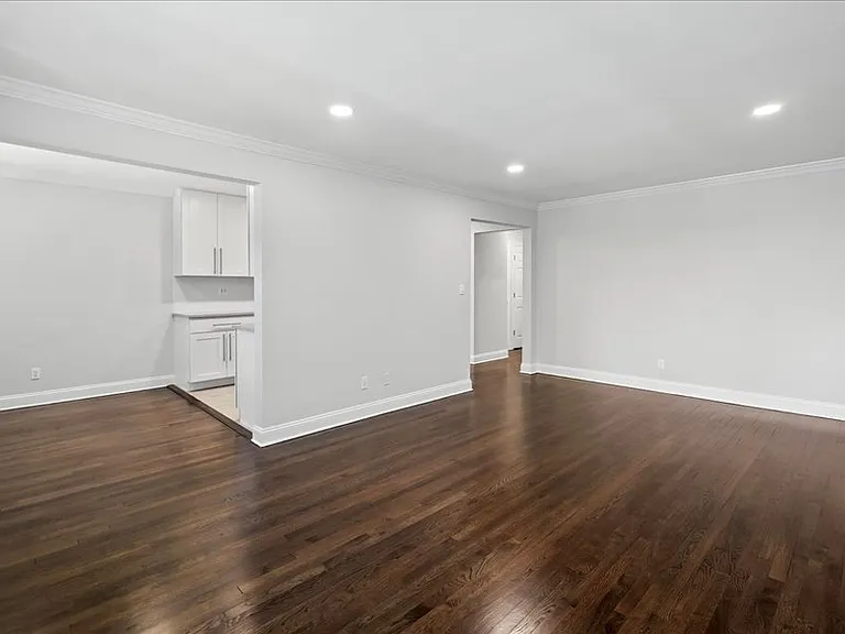 Whitehall Apartments — Photo 8