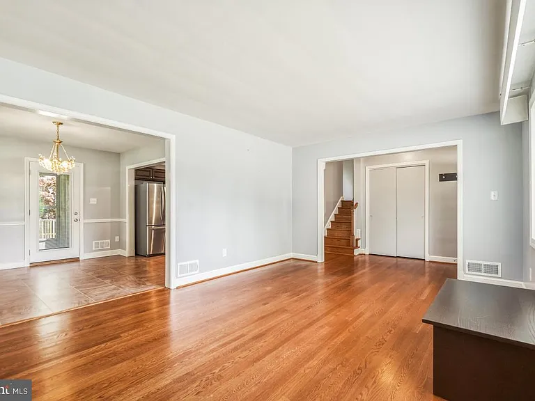 500 Derrydown Ln — Photo 5