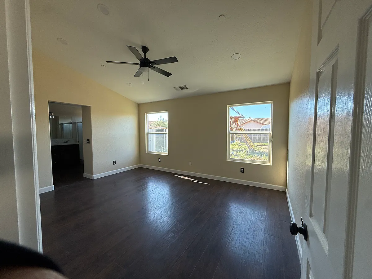 Building Photo - 1369 W Burgundy Ct