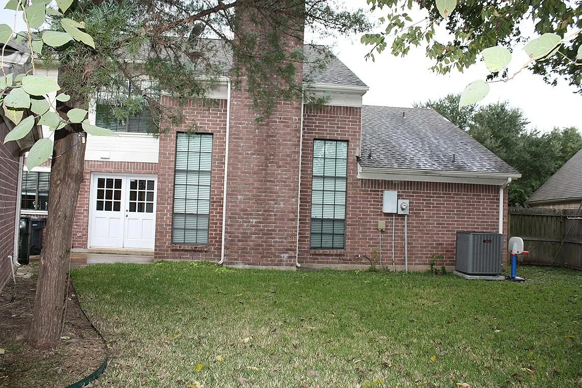 4 bed, 2.5 bath, 2586 sqft, $2,390 — Photo 3