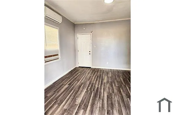 Building Photo - 1009 Laredo St #4