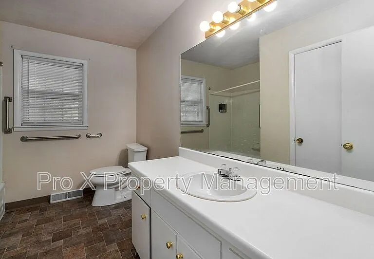 2111 S Ventura Ave — Photo 11