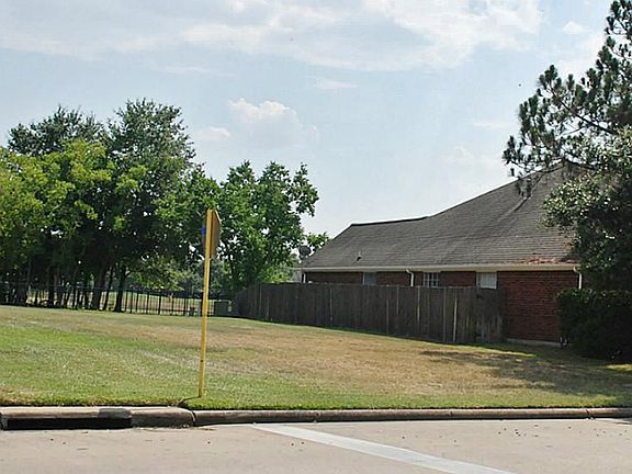 The privacy doesn't end in the back, the lot next door is owned by the neighbor who keeps it to preserve his privacy also!