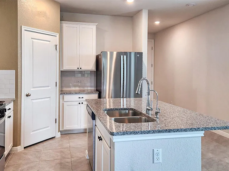 241 Serpens St — Photo 5