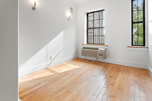 Rented by Safdie Realty Group | media 20