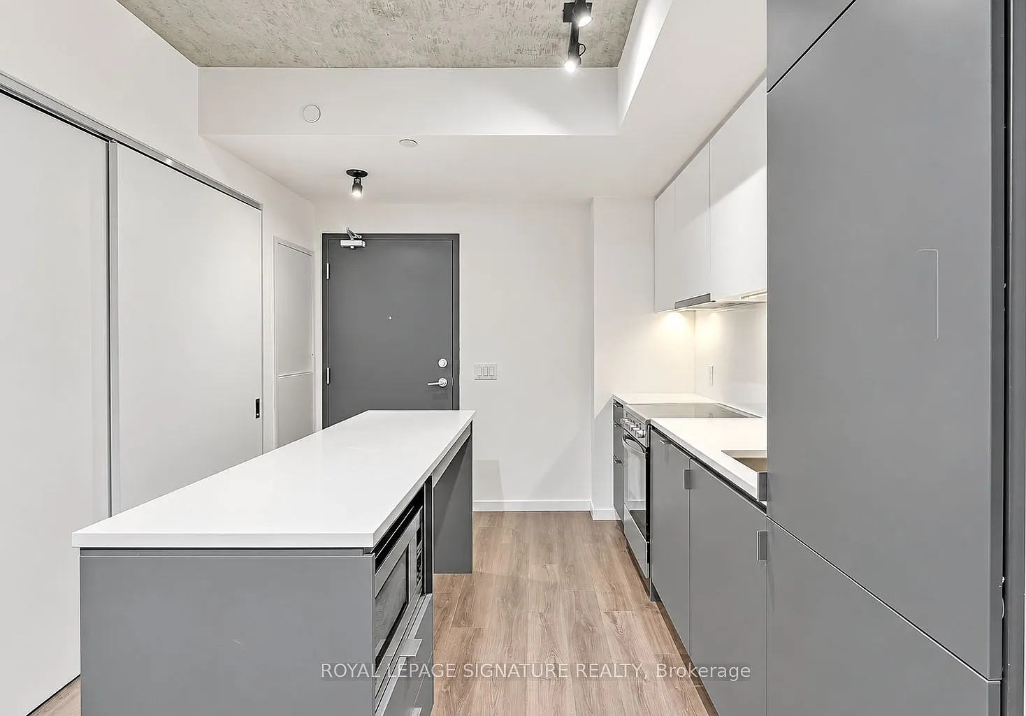 7 Smith Cres — Photo 2