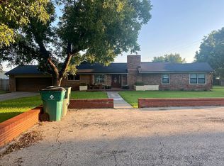 1018 W Union St, Jacksboro, TX 76458