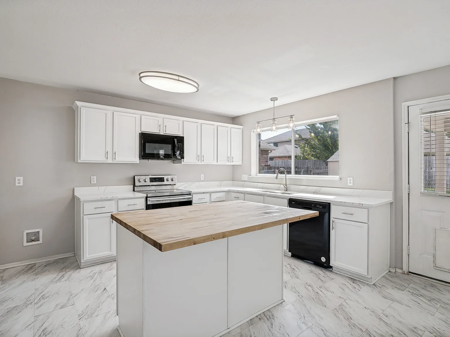 4 bed, 2.5 bath, 2717 sqft, $2,600 — Photo 2