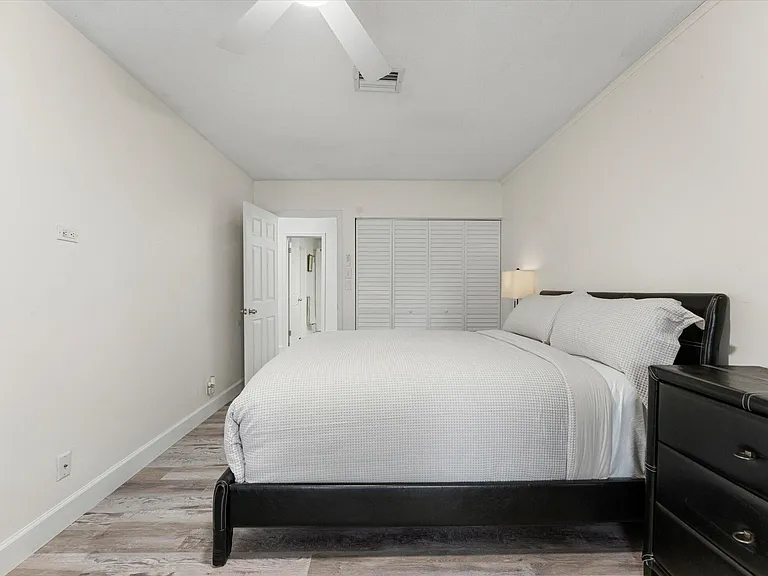 6515 SW 8th Pl — Photo 24