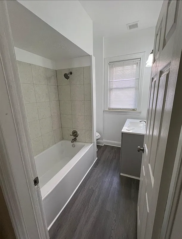 3 bed, 1.0 bath, 2000 sqft, $1,550 — Photo 3