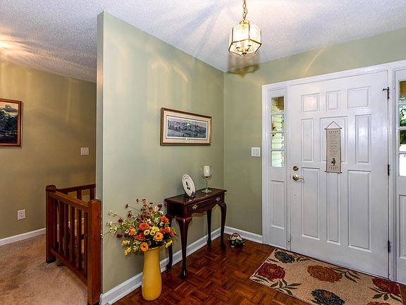 3rd image of 2216 Canterbury Cir