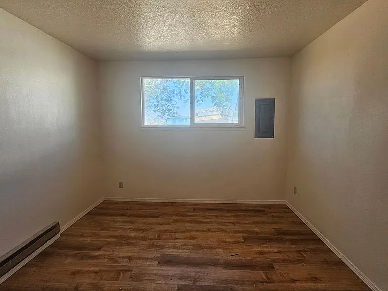 870 NW Commercial St — Photo 5