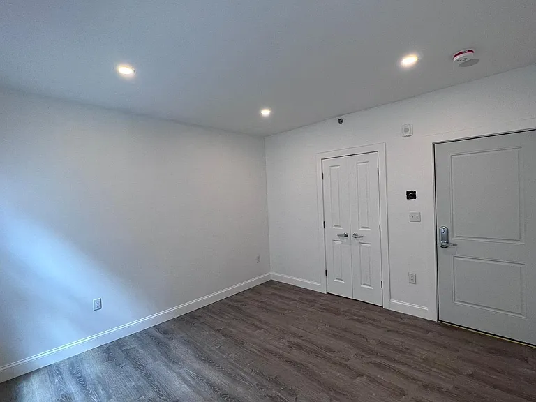 CORPORATE EXECUTIVE HOUSING — Photo 35