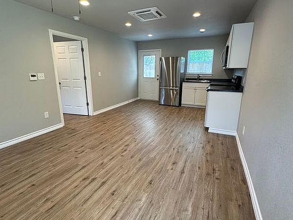 3rd image of 320 W 6th St