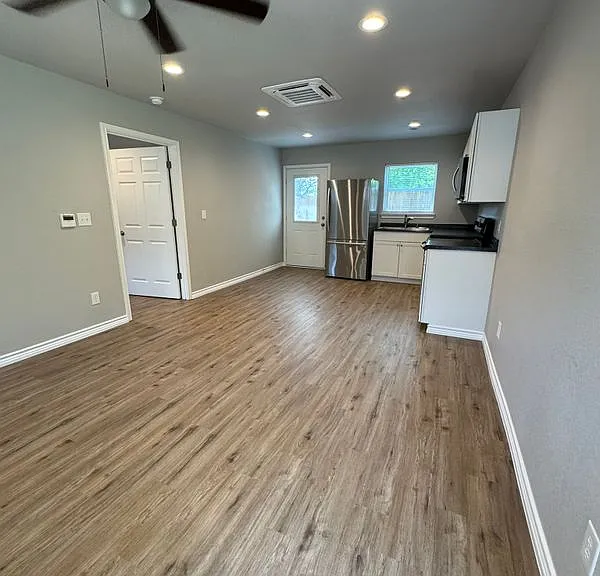 320 W 6th St — Photo 3