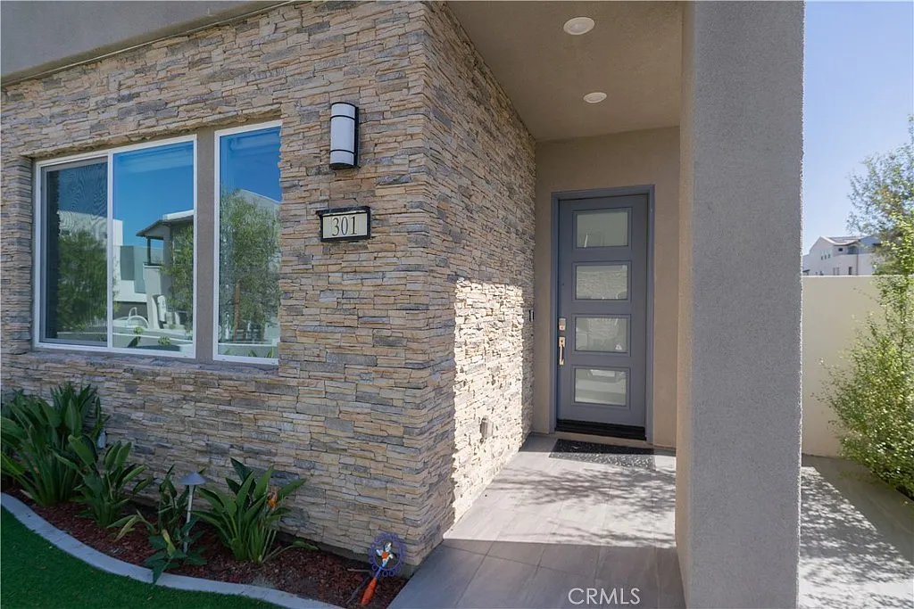 3 bed, 4.0 bath, 2761 sqft, $6,300 — Photo 2
