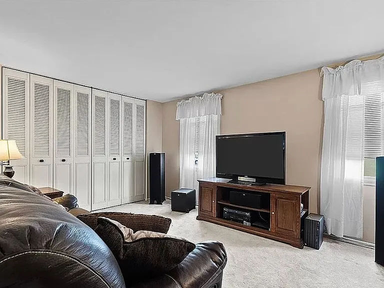 6101 Chatham Dr — Photo 20