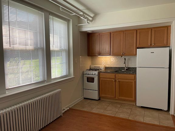 4th image of 2060 N Vermont St APT 203