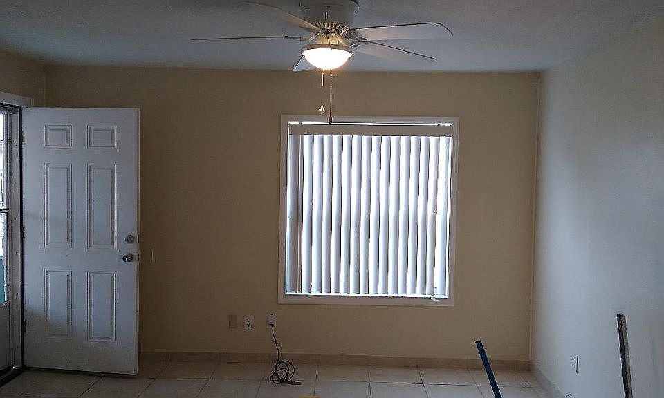 ENTRYWAY & DINING AREA