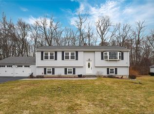 6 Coach Light Dr, Clinton, CT 06413