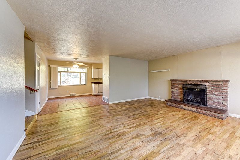 2705 Colorado Ave Living Room