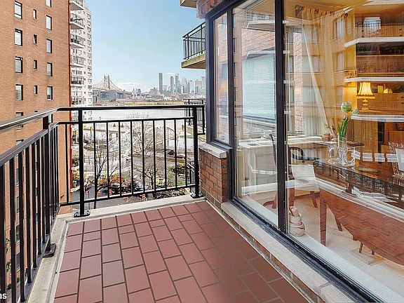3rd image of 60 Sutton Pl #7FS
