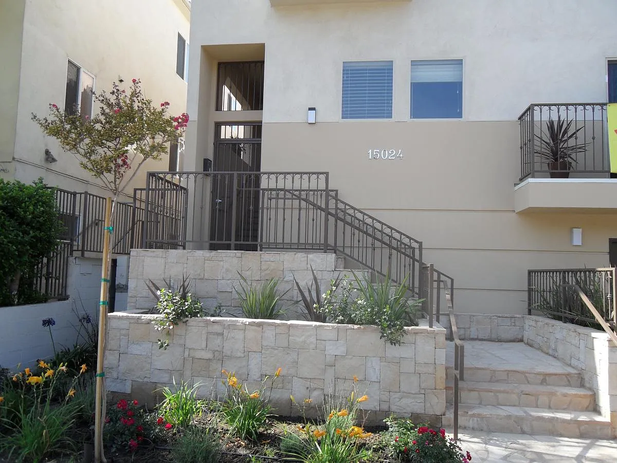 3 bed, 2.5 bath, 2200 sqft, $4,200 — Photo 1