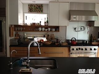 4th image of 972 Singleton Ave