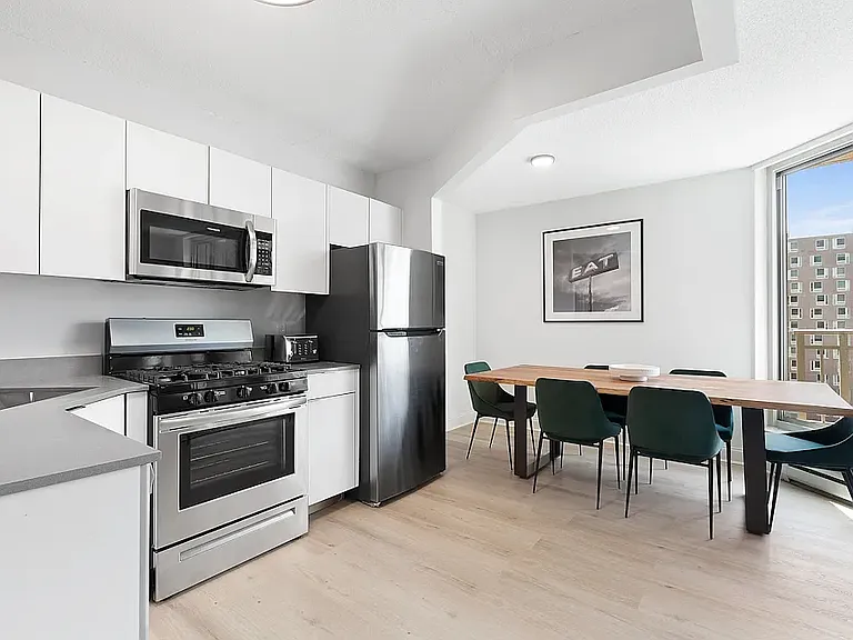 1964 1st Ave #4T — Photo 2