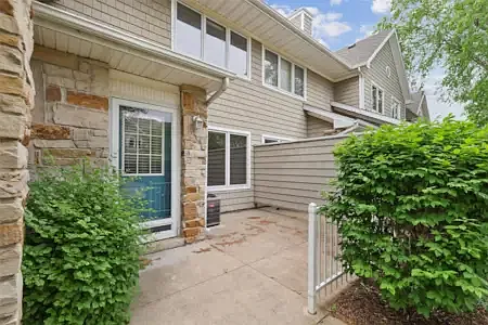 811 Burr Oaks Dr — Photo 3